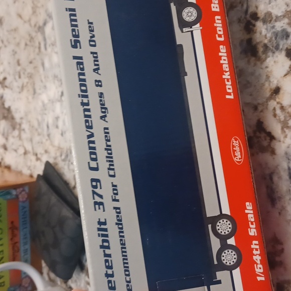 Peterbuilt 379 conventional semi bank CASE MAGNUM TRACTOR - Picture 5 of 8